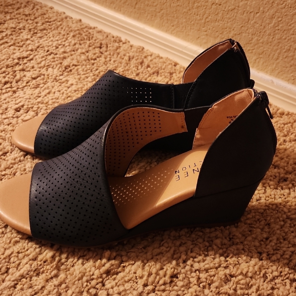 Anne Klein Black and Tan Wedge Shoes